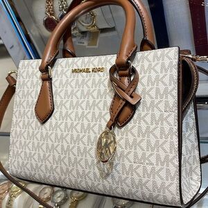 Michael Kors Small Sheila Satchel Crossbody
Vanilla 
NWT